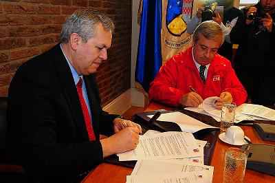 Ministro de Salud e Intendente firmaron convenio que permitirá invertir fondos en construcción de nuevos hospitales para la región